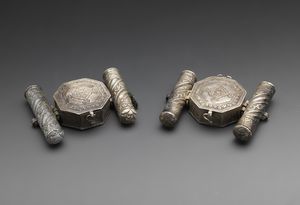 Arte Islamica : Due porta amuleti da braccio in argento Afghanistan, XIX secolo  - Asta ASTA ISLAMICA E INDIA (Tradizionale) - Associazione Nazionale - Case d'Asta italiane