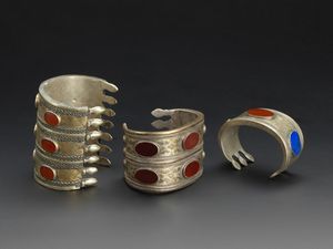 Arte Islamica - Lotto di tre bracciali Turcomanni in argento dorato e corniola Asia Centrale