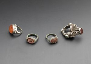 Arte Islamica - Gruppo di quattro anelli sigillo con corniola incisa Persia/Vicino Oriente, tardo XIX-XX secolo