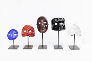 VENINI - H cm da 24 a 14 cm Lotto di cinque maschere in vetro policromo  recanti etichette Venini Murano made in Italy