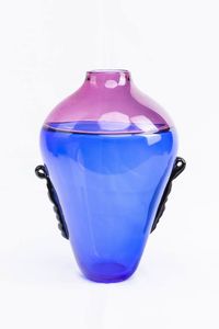 VENINI - H cm 34 Vaso di forma bombata in vetro bicolore nei toni del blu e del viola; anse laterali  di colore nero Marcato  [..]