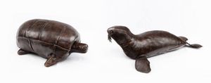 LOTTO DI DUE ANIMALI IN CUOIO - cm 20x51 e 28x96 XX secolo  raffiguranti una testuggine ed una foca