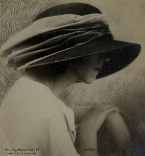 MARIO CASTAGNERI : Grande cappello indossato da modella, probabilmente la moglie Vittoria. Fotografia.  - Asta Grafica & Libri - Associazione Nazionale - Case d'Asta italiane