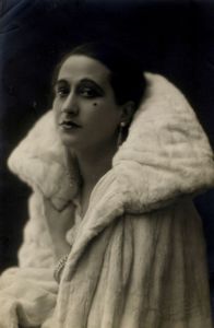ATTILIO BADODI ATTILIO - Ritratto dell'attrice Lola Braccini in pelliccia. Fotografia.