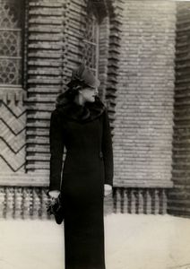 VON SANTHO IMRE - Modella in cappotto nero. Fotografia.