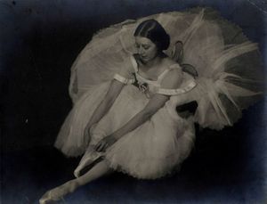 BRAGAGLIA CASA D?ARTE - Ritratto fotografico della ballerina Vera Savina in costume di scena per il balletto Sylphide.