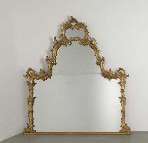 MANIFATTURA VENEZIANA DEL XVIII SECOLO - Caminiera in legno intagliato e dorato, decorata a motivi vegetali, alta cimasa.