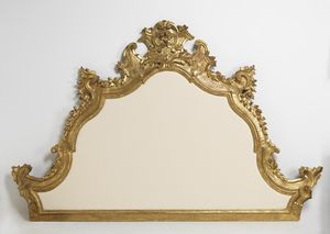 MANIFATTURA DEL XIX SECOLO - Fregio per testata in legno intagliato e dorato di gusto settecentesco con cornice decorata a motivi vegetali e tessuto bianco.