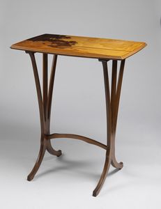 GALLE' EMILE (1846 - 1904) - Tavolino con plateau molurato, in fine marqueterie di legni esotici, decoro a paesaggio alberato e piccole casette, gambe tripoidali.