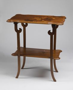 GALLE' EMILE (1846 - 1904) - Tavolino a due plateau sagomati e molurati, in fine marqueterie di legni esotici, decoro di frutti, foglie e volatile, gambe arcuate.