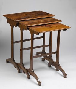 GALLE' EMILE (1846 - 1904) - Tavolino a gigognes a tre elementi in fine marqueterie di legni esotici. decori floreali con foglie e paesaggio, gambe con montante centrate e piedi arcuati.
