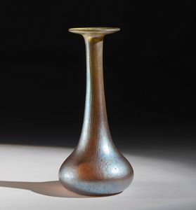 LOETZ - Vaso soliflore in vetro iridescente ''Papillondekor'', nei toni dell'argento e ambra, a bocca circolare.