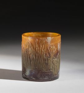 GALLE' - Gobelet di forma cilindrica in vetro triplo, decoro di iris d'acqua finemente inciso ad acido su fondo color tabacco con la schiuma d'acqua.