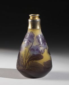 GALLE' - Vaso piriforme in vetro doppio, decoro di violette e foglie nei toni del viola d'Egitto finemente inciso ad acido su fondo color miele.