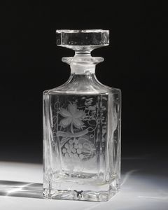 BOEMIA - Bottiglia a sezione quadrata in cristallo trasparente, decoro inciso con maestria alla ruota, con volatili, grano e vitigno.