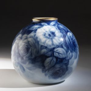 LIMOGES - Vaso boulle in ceramica bianca azzurrina con bordo oro, decoro a tralci di rose blu cobalto.