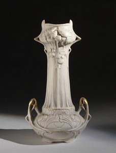 ROYAL DUX - Grande vaso biansato in porcellana pasta tenera, decoro in rilievo a motivi naturalistici con frutti, foglie e lumeggiature ad oro.