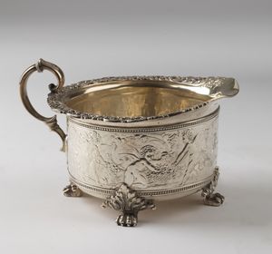 TIFFANY - Zuccheriera in argento cesellato e sbalzato raffigurante putti, ansa laterale, bordo e piedi decorati a motivi vegetali.