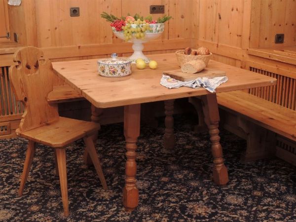 Tavolo tirolese in legno di abete  - Asta Arredi tirolesi di Villa Regina a Dobbiaco - Associazione Nazionale - Case d'Asta italiane
