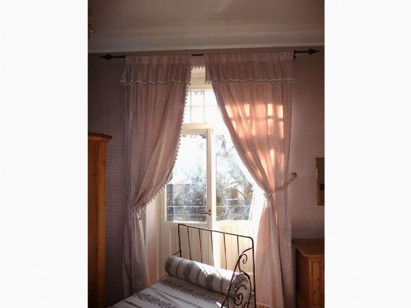 Tre coppie di tende in tessuto nei toni del rosa  - Asta Arredi tirolesi di Villa Regina a Dobbiaco - Associazione Nazionale - Case d'Asta italiane