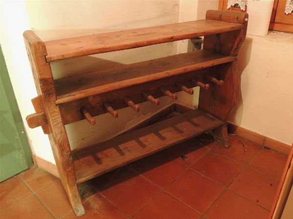 Porta stivali e finimento in legno tenero  - Asta Arredi tirolesi di Villa Regina a Dobbiaco - Associazione Nazionale - Case d'Asta italiane