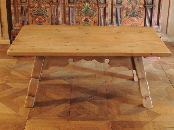 Tavolo basso in legno di abete  - Asta Arredi tirolesi di Villa Regina a Dobbiaco - Associazione Nazionale - Case d'Asta italiane