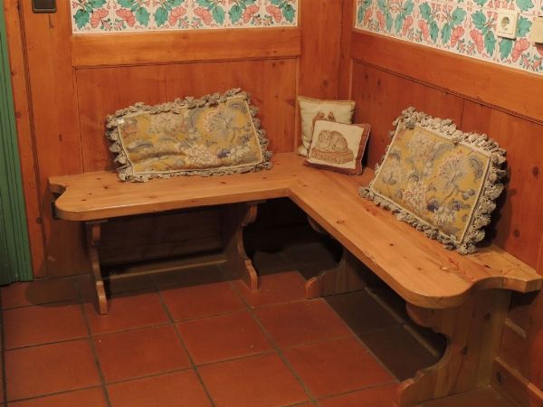 Tavolo tirolese in legno tenero con panca ad angolo  - Asta Arredi tirolesi di Villa Regina a Dobbiaco - Associazione Nazionale - Case d'Asta italiane