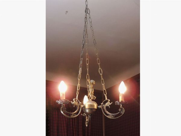 Due piccoli lampadari in metallo  - Asta Arredi tirolesi di Villa Regina a Dobbiaco - Associazione Nazionale - Case d'Asta italiane