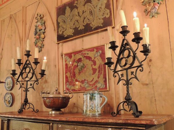 Coppia di candelabri in ferro battuto  - Asta Arredi tirolesi di Villa Regina a Dobbiaco - Associazione Nazionale - Case d'Asta italiane