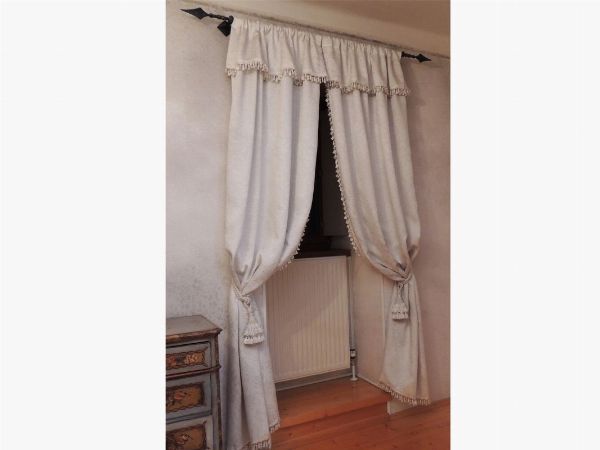 Serie di tre coppie di tende in tessuto bianco  - Asta Arredi tirolesi di Villa Regina a Dobbiaco - Associazione Nazionale - Case d'Asta italiane