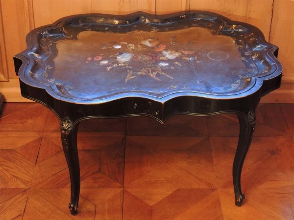 Tavolino basso in legno ebanizzato  - Asta Arredi tirolesi di Villa Regina a Dobbiaco - Associazione Nazionale - Case d'Asta italiane