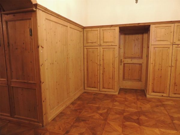 Boiserie in legno tenero per stanza di ingresso  - Asta Arredi tirolesi di Villa Regina a Dobbiaco - Associazione Nazionale - Case d'Asta italiane