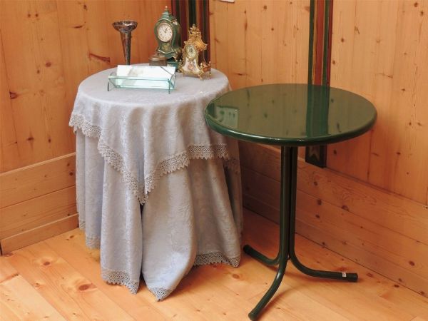 Coppia di tavolini habill in metallo laccato verde scuro  - Asta Arredi tirolesi di Villa Regina a Dobbiaco - Associazione Nazionale - Case d'Asta italiane