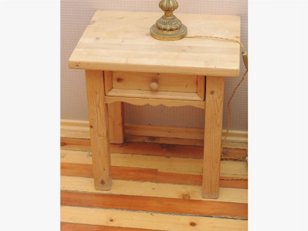 Coppia di tavolini rustici in legno di abete  - Asta Arredi tirolesi di Villa Regina a Dobbiaco - Associazione Nazionale - Case d'Asta italiane