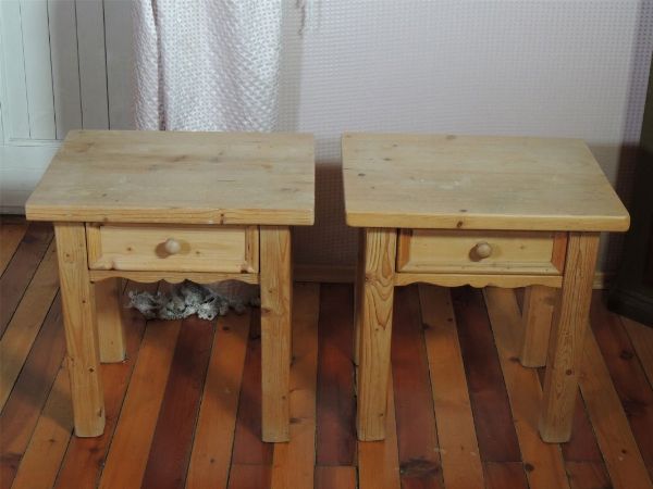 Coppia di tavolini rustici in legno di abete  - Asta Arredi tirolesi di Villa Regina a Dobbiaco - Associazione Nazionale - Case d'Asta italiane