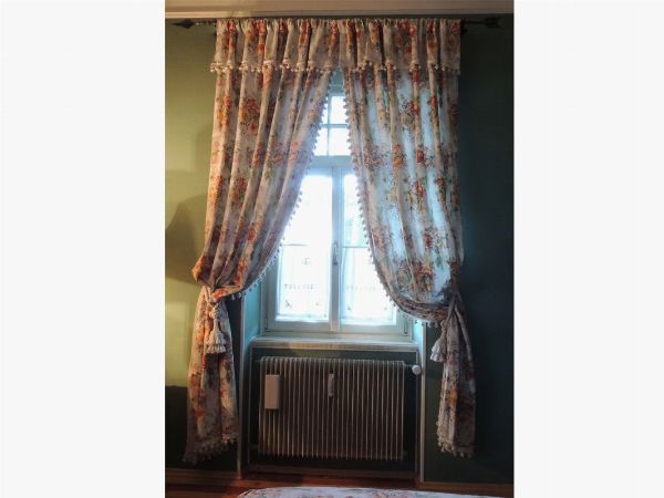 Due coppie di tende in misto lino a fantasia floreale  - Asta Arredi tirolesi di Villa Regina a Dobbiaco - Associazione Nazionale - Case d'Asta italiane