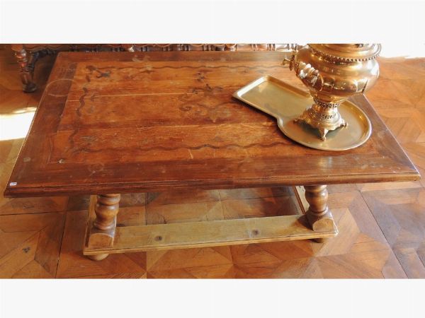 Tavolo tirolese basso in legno di abete  - Asta Arredi tirolesi di Villa Regina a Dobbiaco - Associazione Nazionale - Case d'Asta italiane
