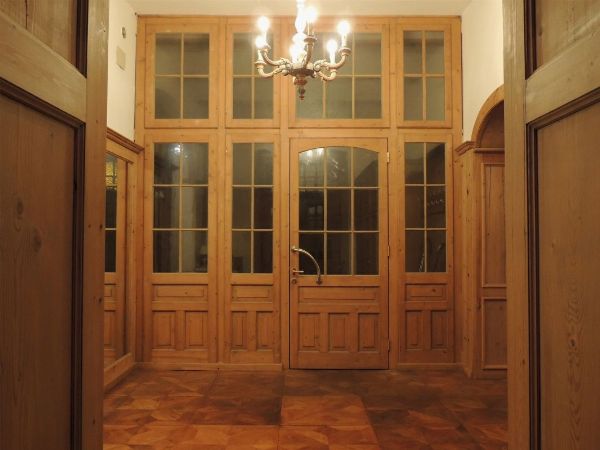 Grande porta a vetri da atrio in legno tenero  - Asta Arredi tirolesi di Villa Regina a Dobbiaco - Associazione Nazionale - Case d'Asta italiane