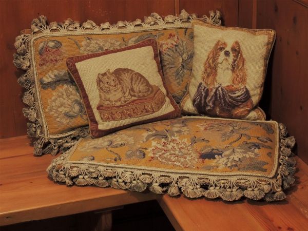 Quattro cuscini ricamati a piccolo punto  - Asta Arredi tirolesi di Villa Regina a Dobbiaco - Associazione Nazionale - Case d'Asta italiane
