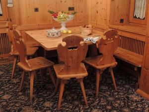 Tavolo tirolese in legno di abete  - Asta Arredi tirolesi di Villa Regina a Dobbiaco - Associazione Nazionale - Case d'Asta italiane