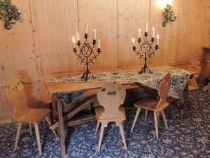 Tavolo rustico tirolese in legno tenero  - Asta Arredi tirolesi di Villa Regina a Dobbiaco - Associazione Nazionale - Case d'Asta italiane
