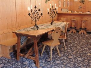 Tavolo rustico tirolese in legno tenero  - Asta Arredi tirolesi di Villa Regina a Dobbiaco - Associazione Nazionale - Case d'Asta italiane
