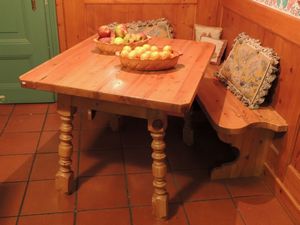 Tavolo tirolese in legno tenero con panca ad angolo  - Asta Arredi tirolesi di Villa Regina a Dobbiaco - Associazione Nazionale - Case d'Asta italiane