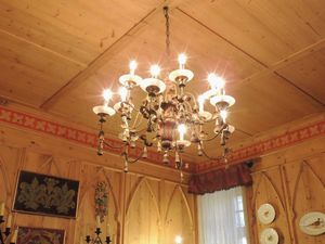 Lampadario in legno laccato e argentato  - Asta Arredi tirolesi di Villa Regina a Dobbiaco - Associazione Nazionale - Case d'Asta italiane