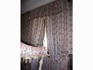 Due coppie di tende in cotone fiorito  - Asta Arredi tirolesi di Villa Regina a Dobbiaco - Associazione Nazionale - Case d'Asta italiane
