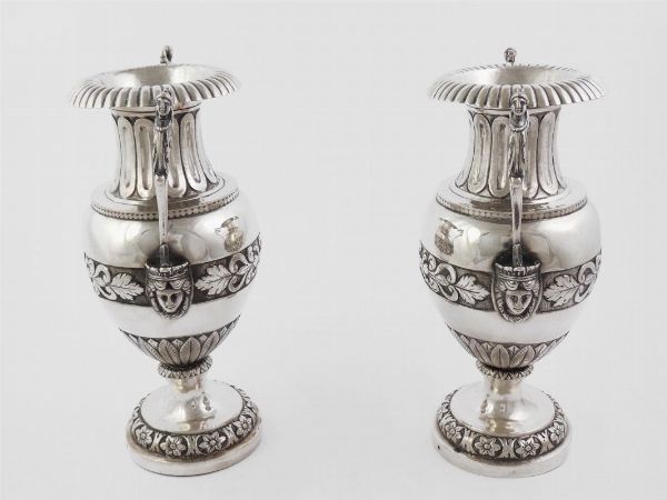 Coppia di vasi ad anfora in argento  - Asta Arredi e Dipinti di Palazzo al Bosco - Associazione Nazionale - Case d'Asta italiane