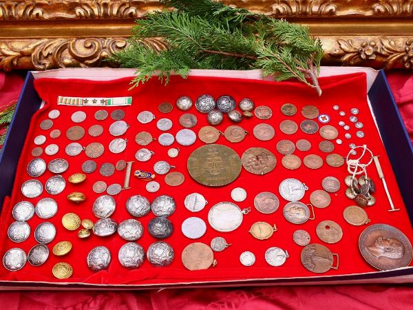 Miscellanea di antichi bottoni, medaglie e monete  - Asta Arredi e Dipinti di Palazzo al Bosco - Associazione Nazionale - Case d'Asta italiane