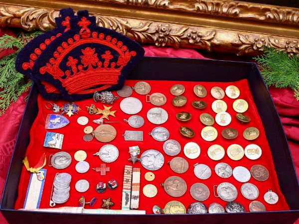 Miscellanea di antichi bottoni, monete e medaglie  - Asta Arredi e Dipinti di Palazzo al Bosco - Associazione Nazionale - Case d'Asta italiane
