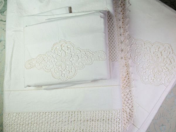 Due paia di lenzuola in cotone e lino per letto matrimoniale  - Asta Arredi e Dipinti di Palazzo al Bosco - Associazione Nazionale - Case d'Asta italiane