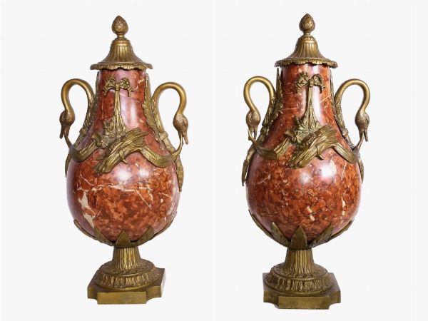 Coppia di vasi in marmo breccia rossa e bronzo  - Asta Arredi e Dipinti di Palazzo al Bosco - Associazione Nazionale - Case d'Asta italiane